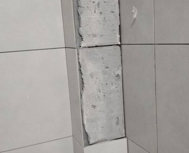 迪庆瓷砖空鼓维修公司分享下瓷砖施工前基层浇水润湿程度不足，可能导致以下问题