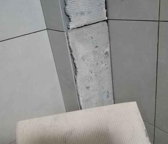 迪庆瓷砖空鼓维修公司分享下厨房瓷砖脱落的补救措施。